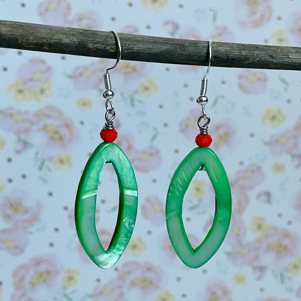 Green Mother of Pearl Beaded Dangle Drop Earrings 2 ¼” NEW - Picture 1 of 3